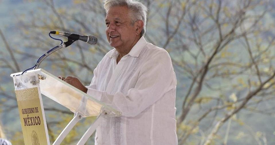 La persona que aparece cerca de AMLO en Badiraguato no es hermano del Chapo