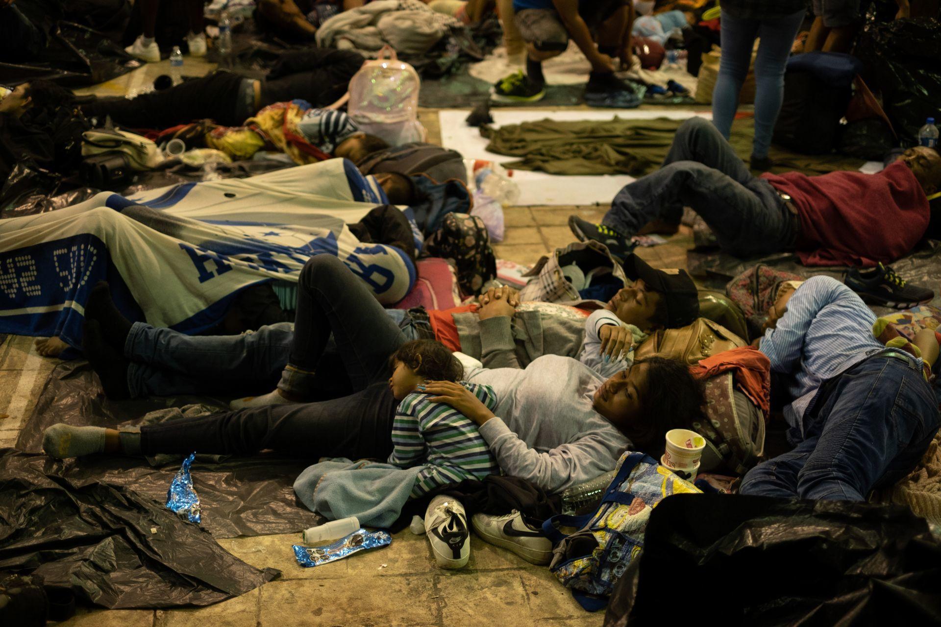 Refugiados duermen en la calle en Tuxtla a la espera de documentación