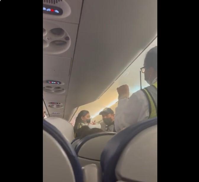 Denuncian posible caso de discriminación en vuelo de Aeroméxico; la empresa afirma que pasajeros agredieron a una sobrecargo
