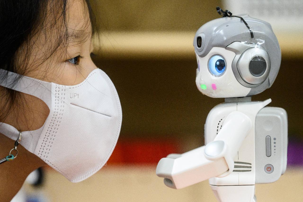 *Estos robots maestros enseñan a niños* de Corea del Sur a cantar, bailar y hasta kung fú