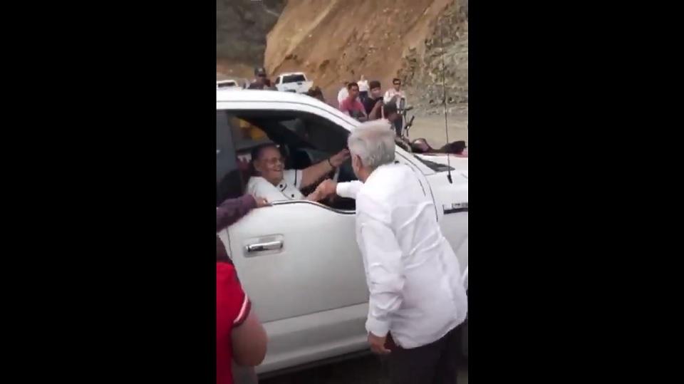 AMLO saluda en Badiraguato a la madre del Chapo