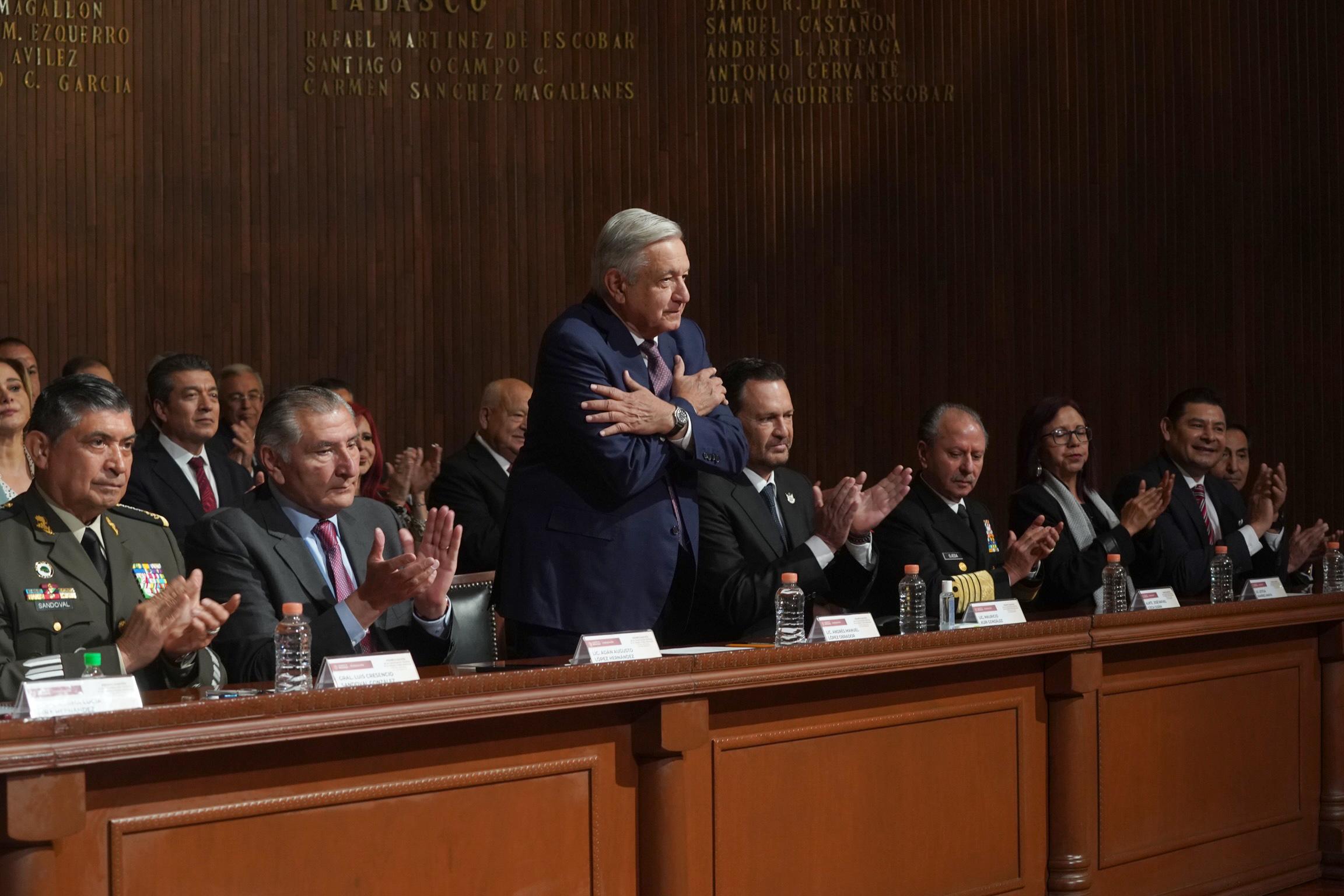 AMLO prefiere a militares y desplaza a Santiago Creel y Norma Piña en Aniversario de la Constitución