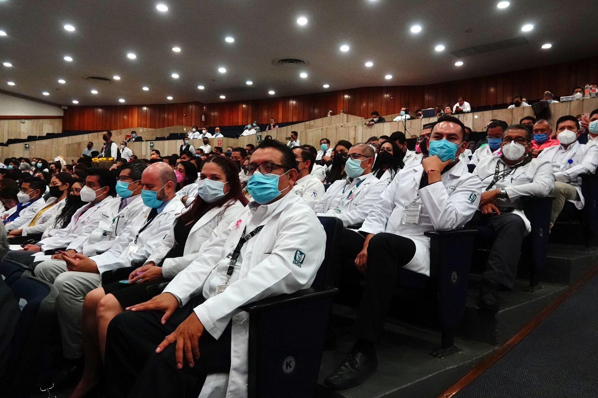 El IMSS reclutará médicos jubilados en 8 estados: beneficios, requisitos y convocatoria 