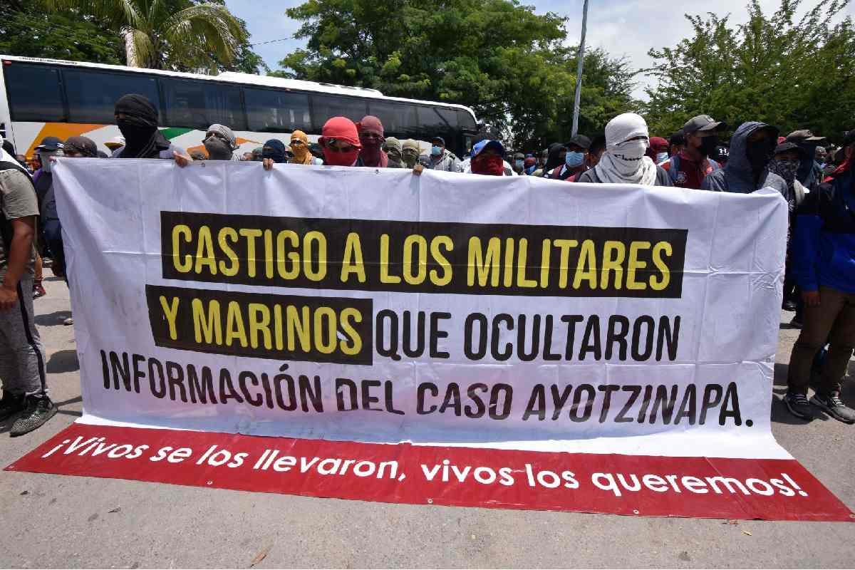 Juez dicta formal prisión a 8 militares por la desaparición de los 43 estudiantes de Ayotzinapa 