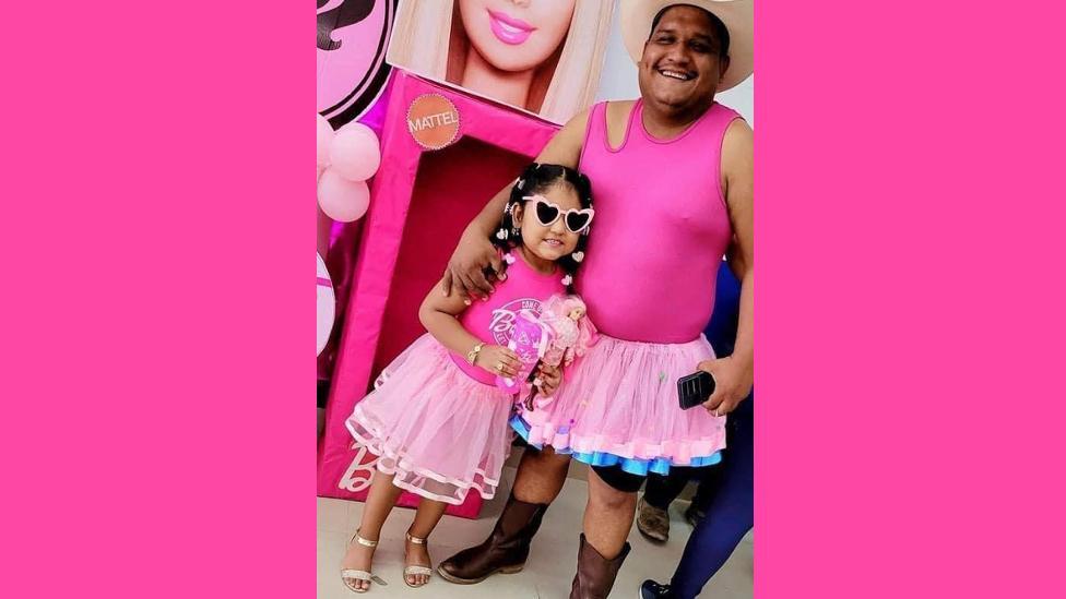 Conoce a Eleazar, el papá mexicano que se volvió viral por usar un tutú para ir a ver ‘Barbie’ con su hija