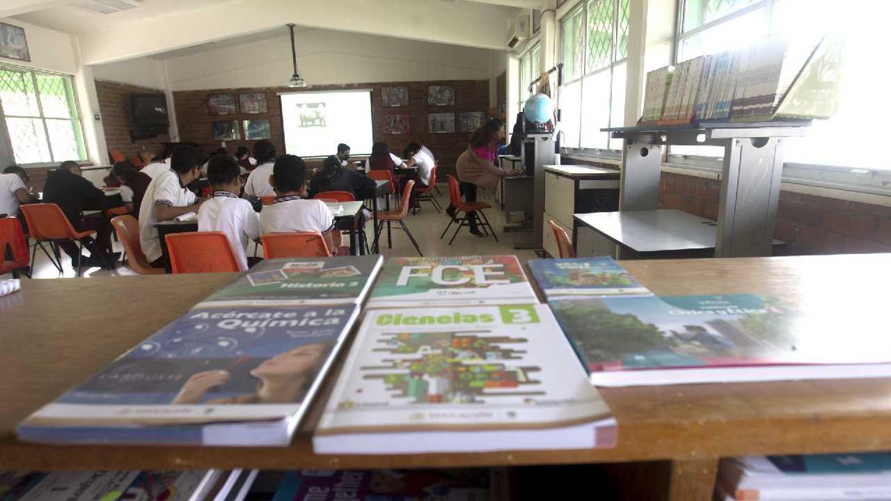 AMLO defiende contenido de nuevos libros de texto; “no se van a retirar, no voy a embodegarlos”
