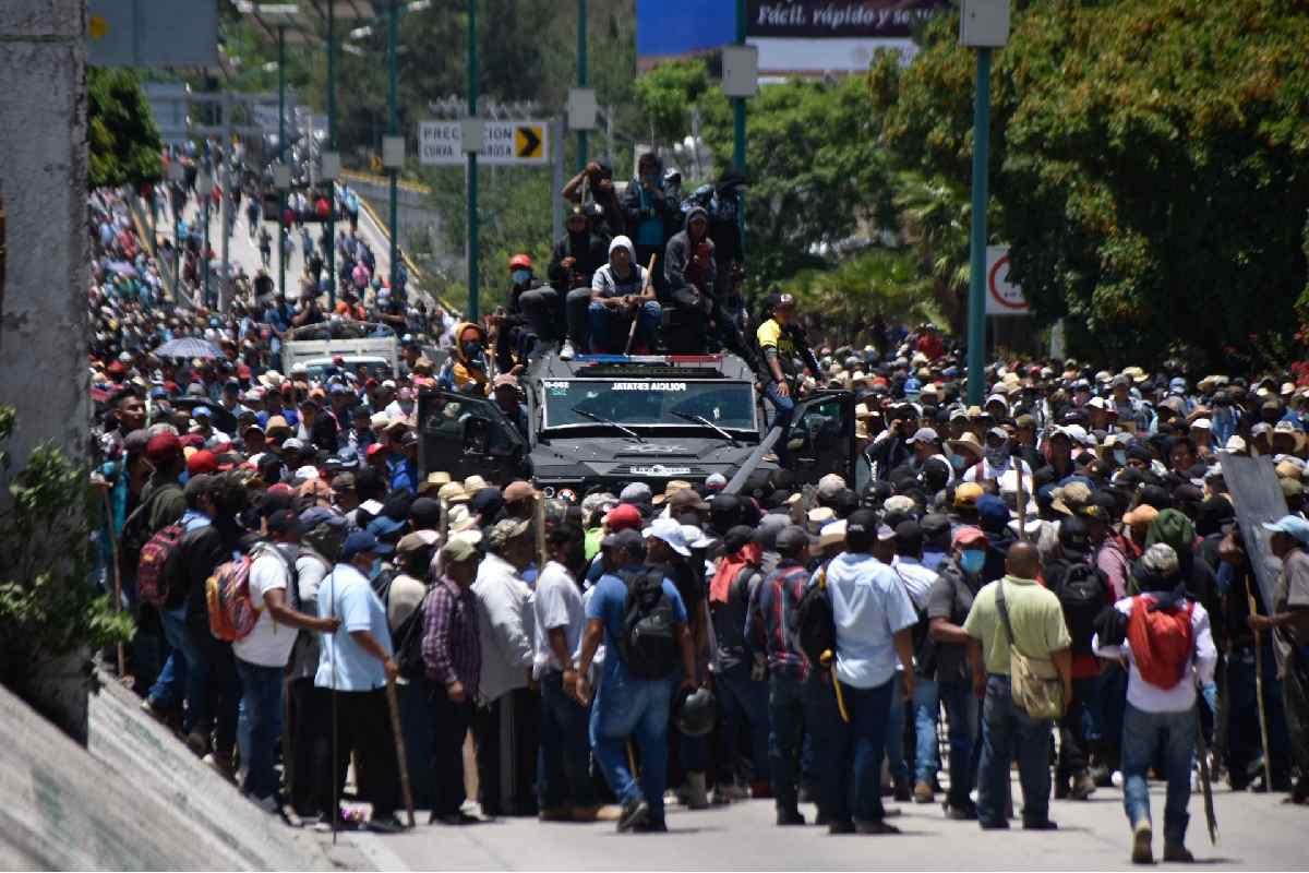 Liberan Autopista del Sol y a 13 funcionarios retenidos en Guerrero