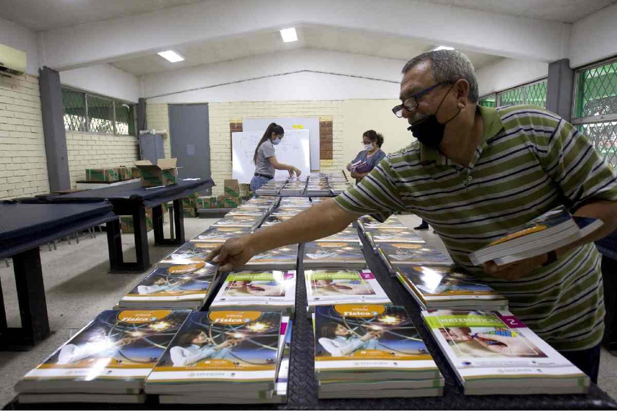 Asociación de padres y académicos denuncian que SEP ignoró orden judicial con libros de texto