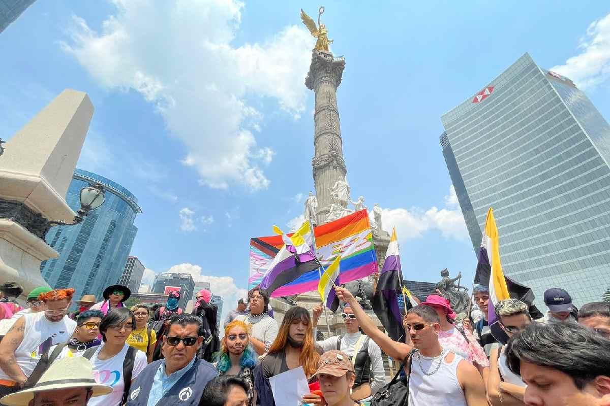 Marchan personas no binarias en CDMX para exigir el reconocimiento legal a sus identidades