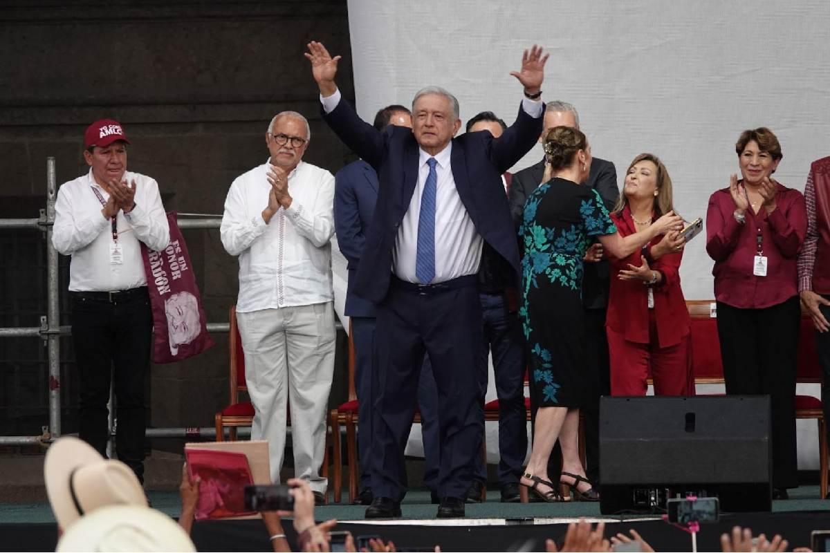 AMLO ataca a la oposición y promete "erradicar la violencia" en su mitin en el Zócalo