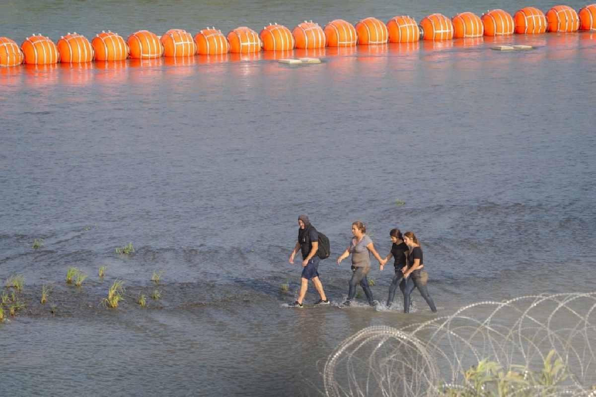 Gobierno de Biden demanda a Texas por "muro flotante" en la frontera