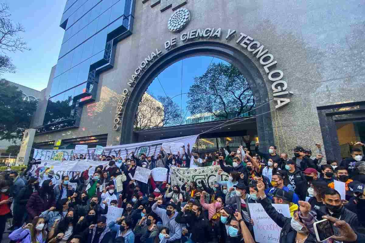 Conahcyt prioriza 18% de los programas de posgrado para beca; hay más de 100 universidades afectadas