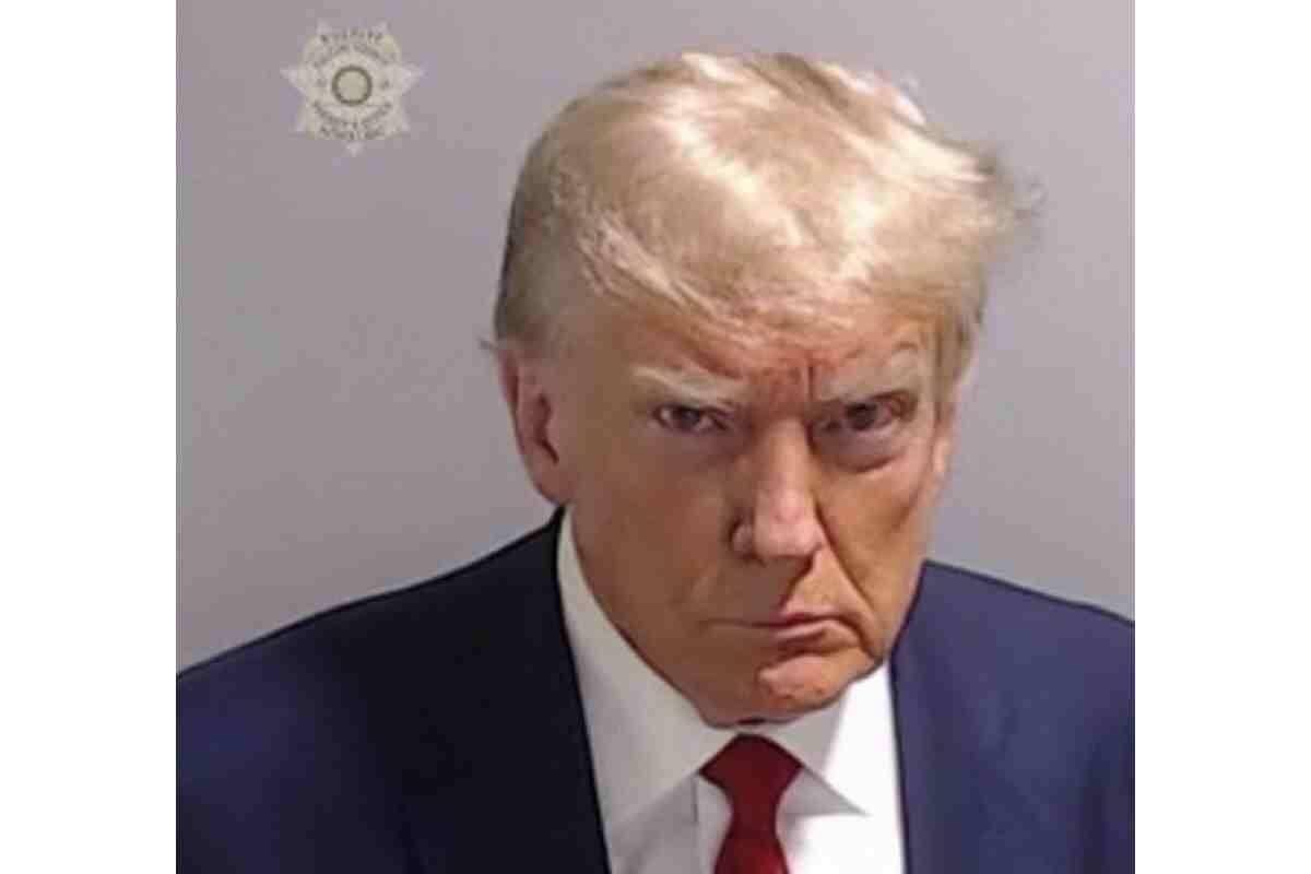 Donald Trump sale de la cárcel de Atlanta tras ser arrestado, fichado y fotografiado