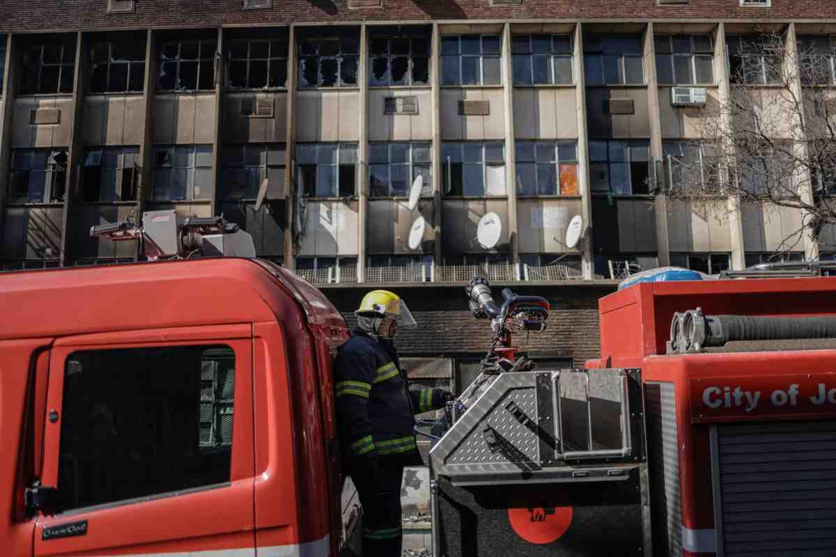 Incendio en edificio de Johannesburgo deja 74 muertos y más de 60 heridos