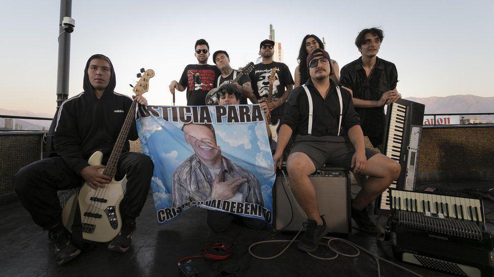 Los músicos chilenos que quedaron ciegos en las protestas y ahora cantan contra la violencia policial