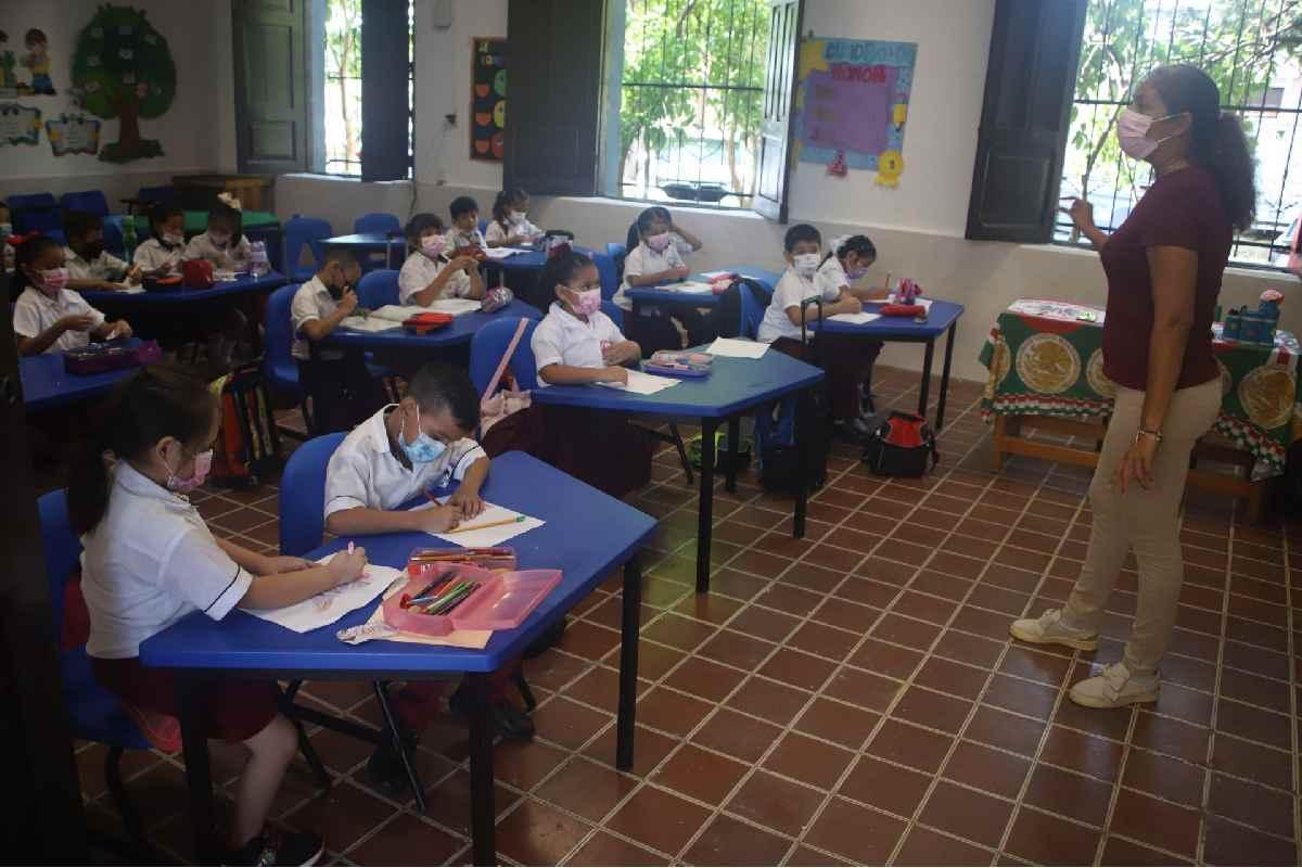 Ciclo escolar inicia entre controversia por los nuevos libros de texto