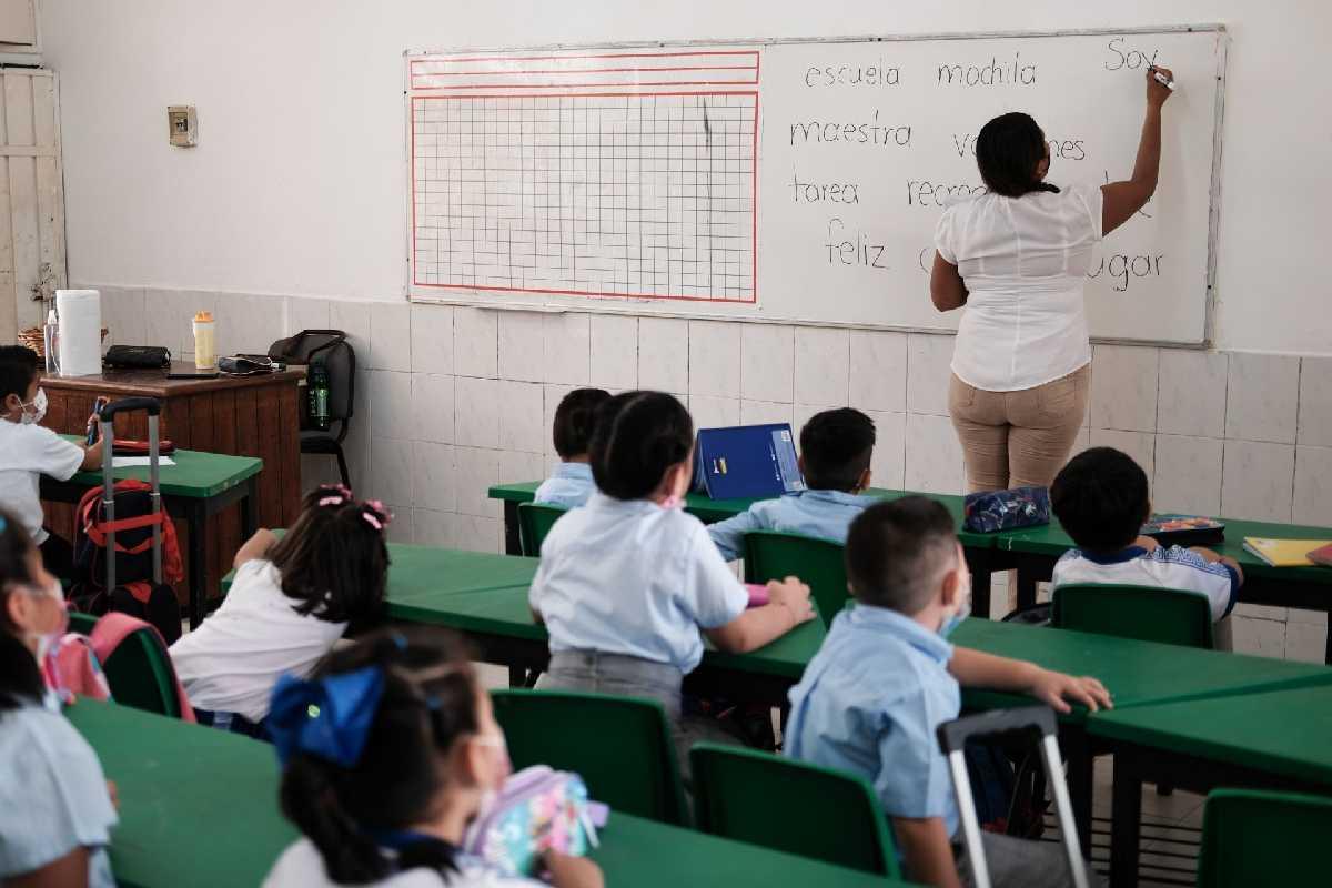 Maestros trabajan a marchas forzadas para inicio del ciclo escolar