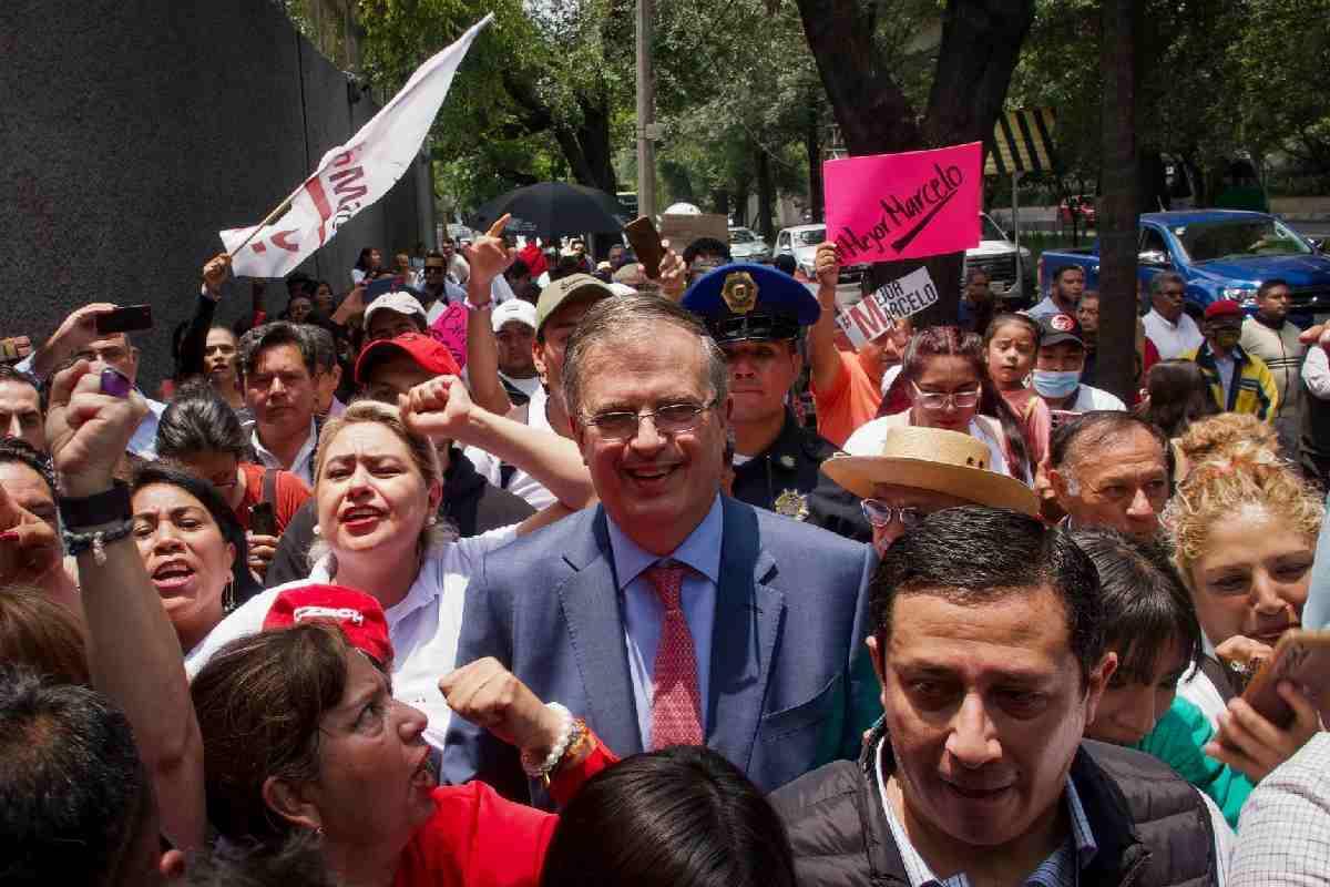 Marcelo Ebrard acude al INE a pagar multa y descarta irse de Morena