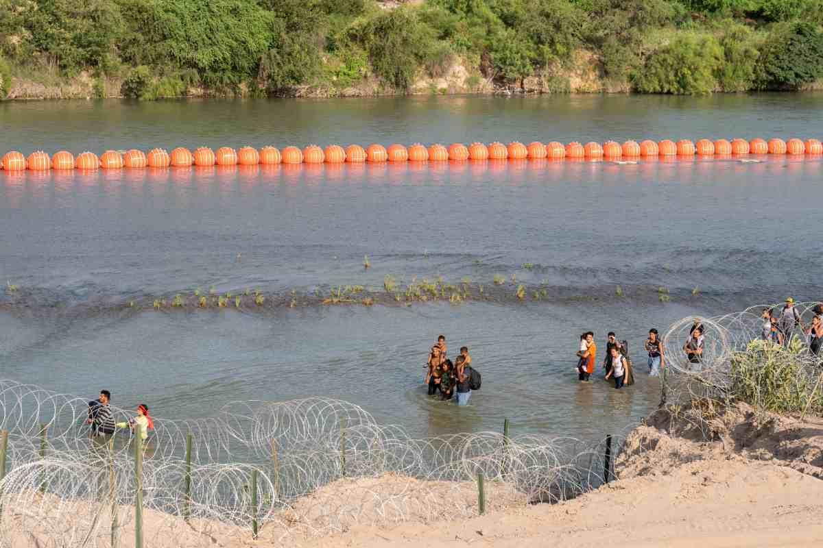 Hallan un segundo cuerpo en la zona de boyas del muro flotante colocado en Texas 