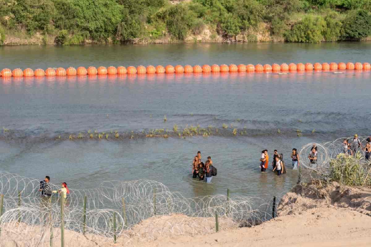 Hallan un cuerpo sin vida atorado en boyas con púas del muro flotante colocado por Texas