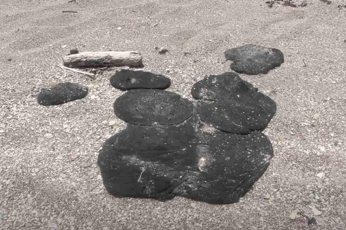 Restos de petróleo llegan a playas del norte de Veracruz; habitantes denuncian afectaciones