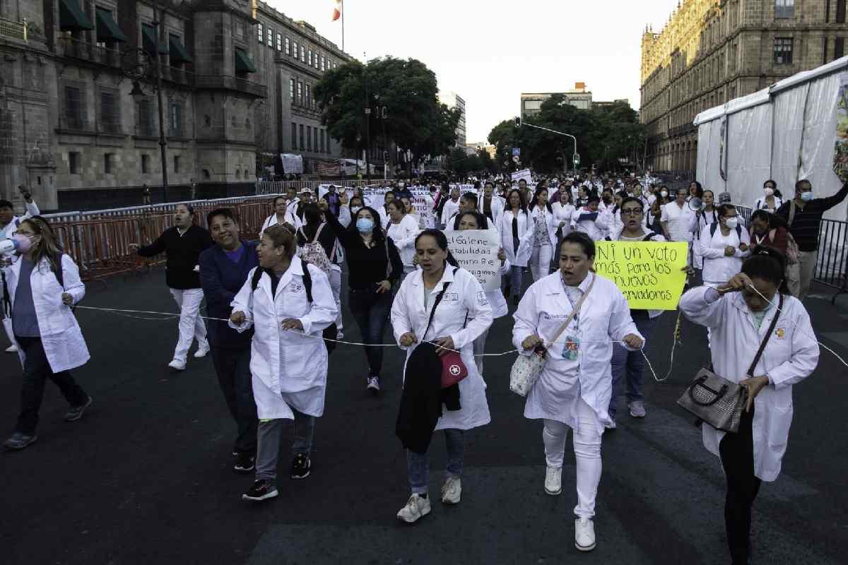 Personal médico de CDMX protesta por mejores condiciones labores; policías los encapsulan