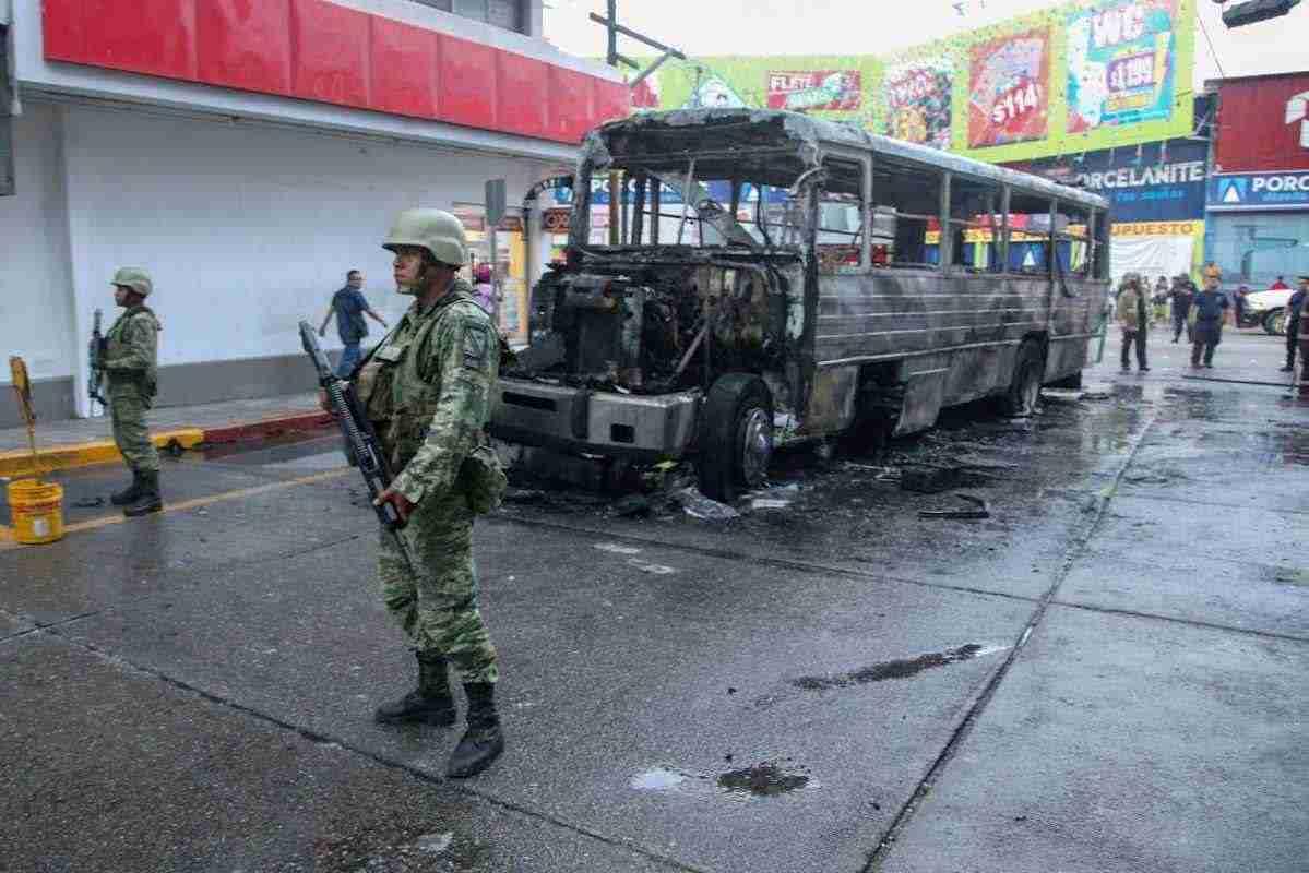 12 vehículos fueron quemados por hombres armados en carretera federal Acapulco-Zihuatanejo