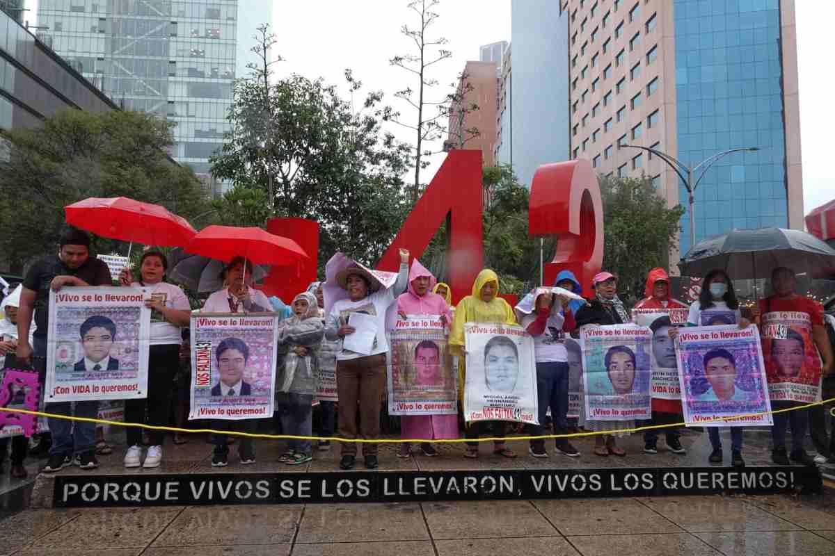 AMLO defiende a Sedena y promete dar expedientes sin testar a padres de los 43 normalistas