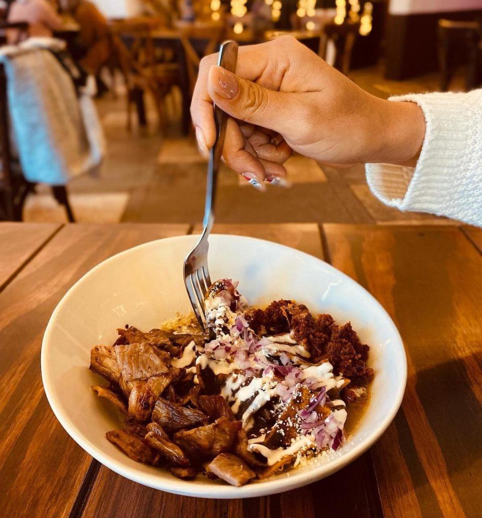 Cómo hacer ‘Chilaquiles petroleros’, o sea, chilaquiles de frijol para el desayuno