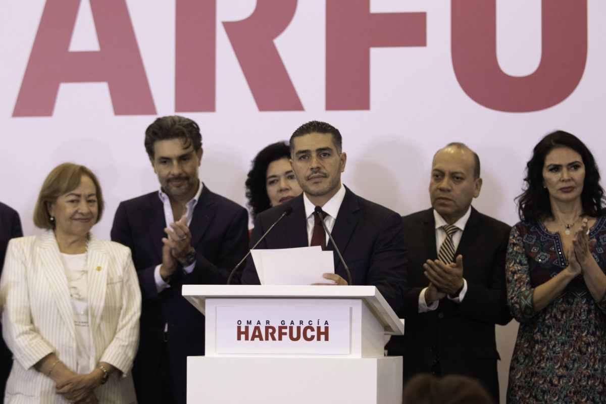 Omar García Harfuch se registra en Morena para competir por la candidatura de CDMX