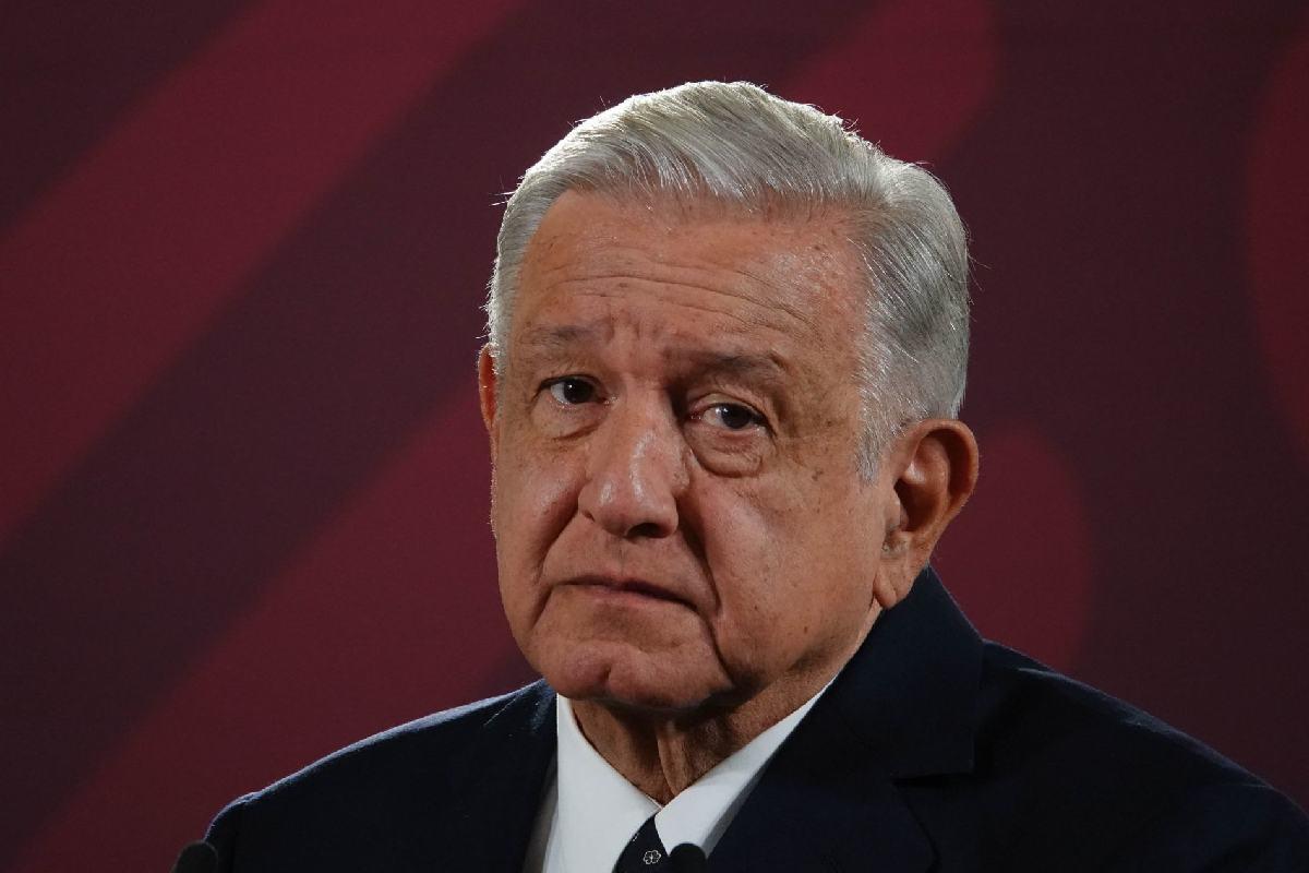 AMLO reclama al INE por ordenar bajar imagen de la entrega del “bastón de mando"