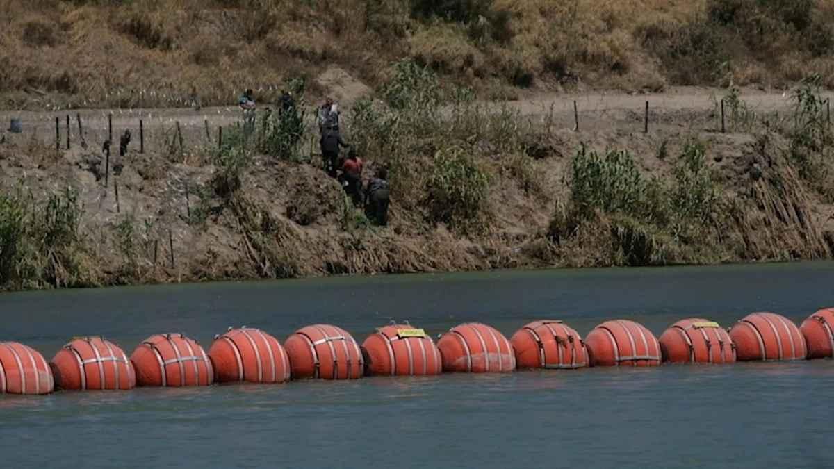 Juez de Estados Unidos ordena a Texas retirar boyas que evitan paso de migrantes por el Río Bravo