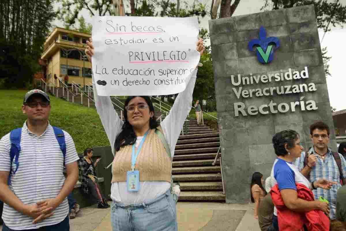 Conahcyt niega retiro de becas de posgrado pese a que estudiantes se quedaron sin apoyos