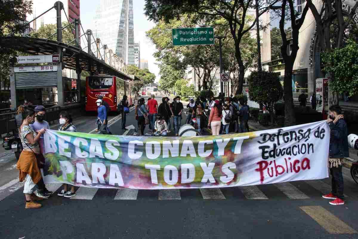 Estudiantes de posgrado rechazan que Conahcyt haya restituido las becas; demandas siguen pendientes