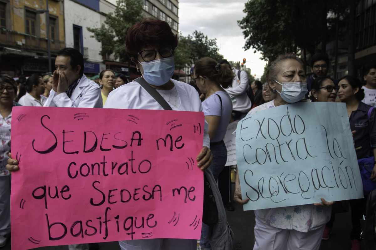 Trabajadores de la salud de CDMX recién transferidos a IMSS Bienestar acusan falta de pago; Sedesa argumenta temas bancarios