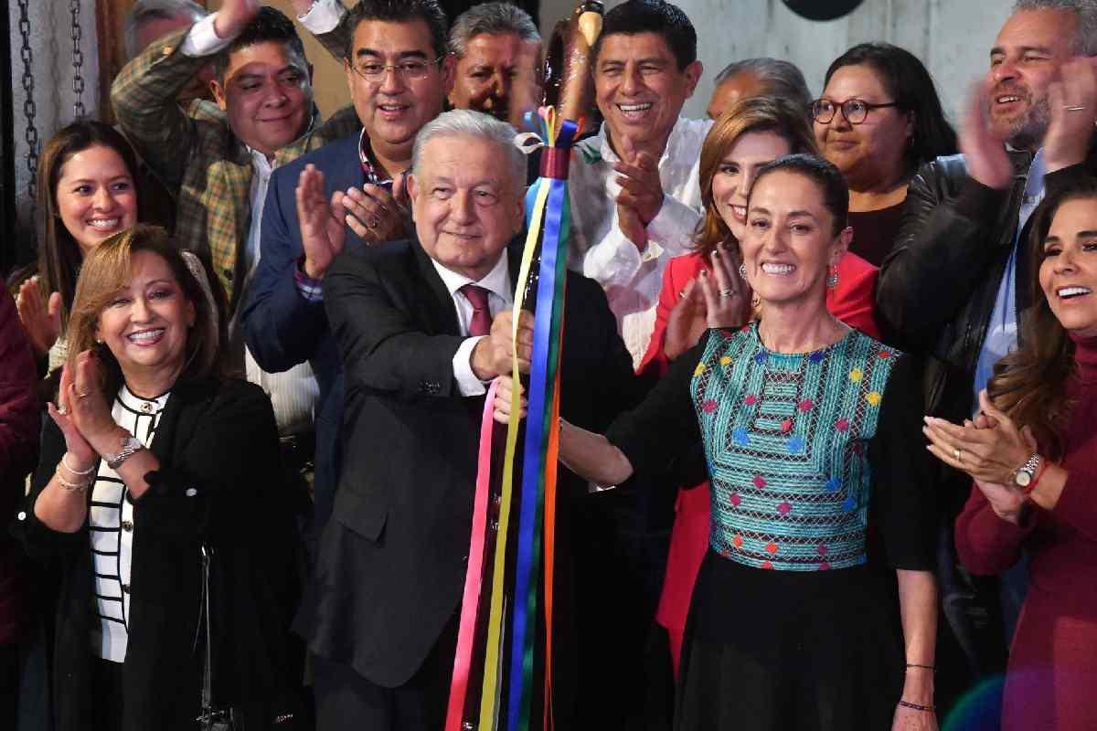 INE ordena a AMLO bajar publicaciones sobre la entrega del “bastón de mando" a Sheinbaum 