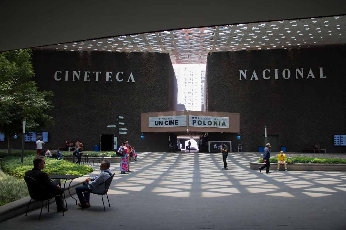 Mujer trans denuncia discriminación en baño de la Cineteca Nacional