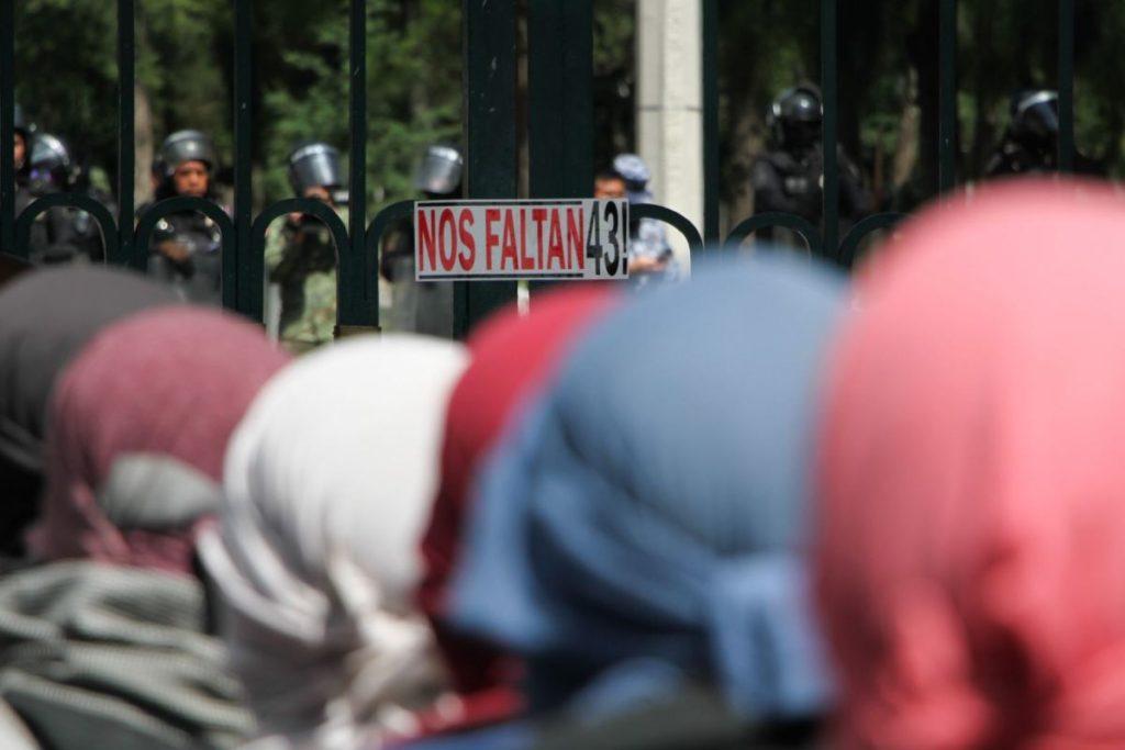 Normalistas y padres de Ayotzinapa inician jornada de protestas afuera del Campo Militar 1