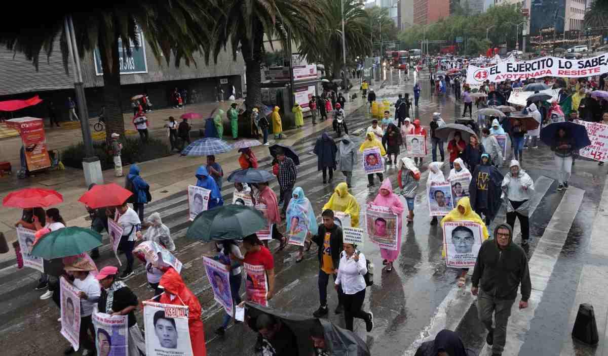 Poder Judicial ampara a las familias de los 43; ordena al Ejército no destruir documentos del caso Ayotzinapa