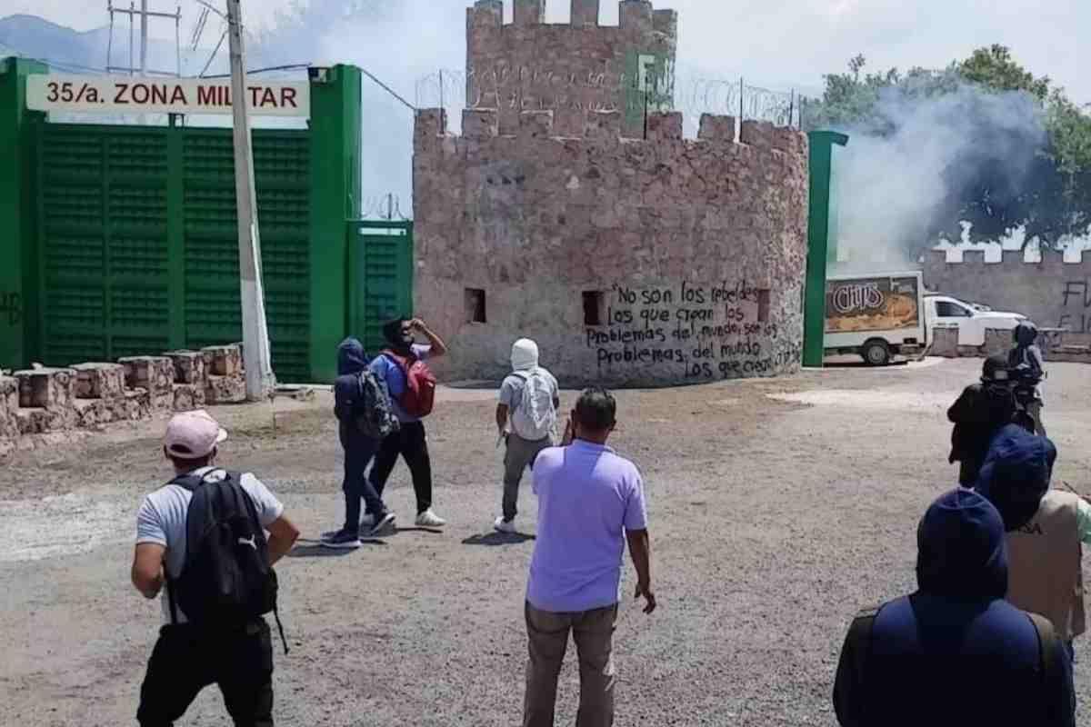 Normalistas de Ayotzinapa protestan en zona militar en Chilpancingo